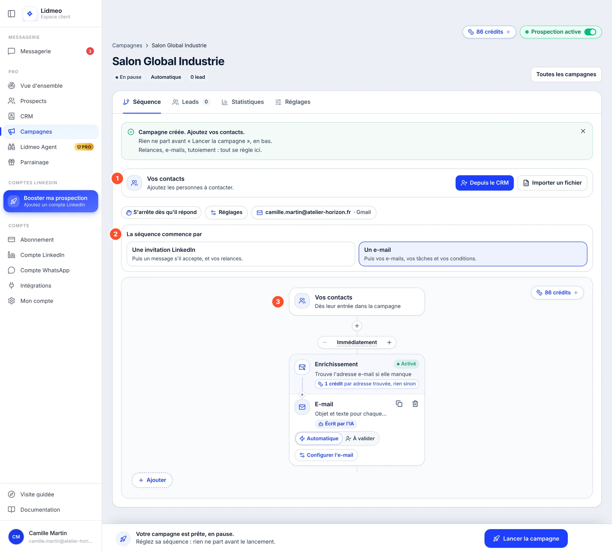 Page de la campagne Salon Global Industrie, juste créée et en pause : le message Campagne créée. Ajoutez vos contacts. ; la carte Vos contacts (1) avec Ajoutez les personnes à contacter et les boutons Depuis le CRM et Importer un fichier ; La séquence commence par (2), Un e-mail sélectionné ; puis le schéma (3) : Vos contacts, dès leur entrée dans la campagne, et le premier e-mail avec sa recherche d'adresse. En bas, la barre Votre campagne est prête, en pause, et le bouton Lancer la campagne.