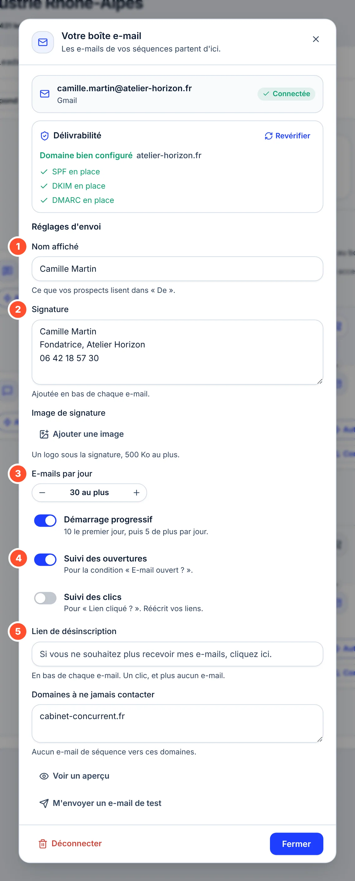 Fenêtre Votre boîte e-mail : adresse connectée, Délivrabilité avec domaine bien configuré, puis les réglages d'envoi numérotés de 1 à 5 : nom affiché, signature, e-mails par jour, suivi des ouvertures, lien de désinscription, et les domaines à ne jamais contacter.