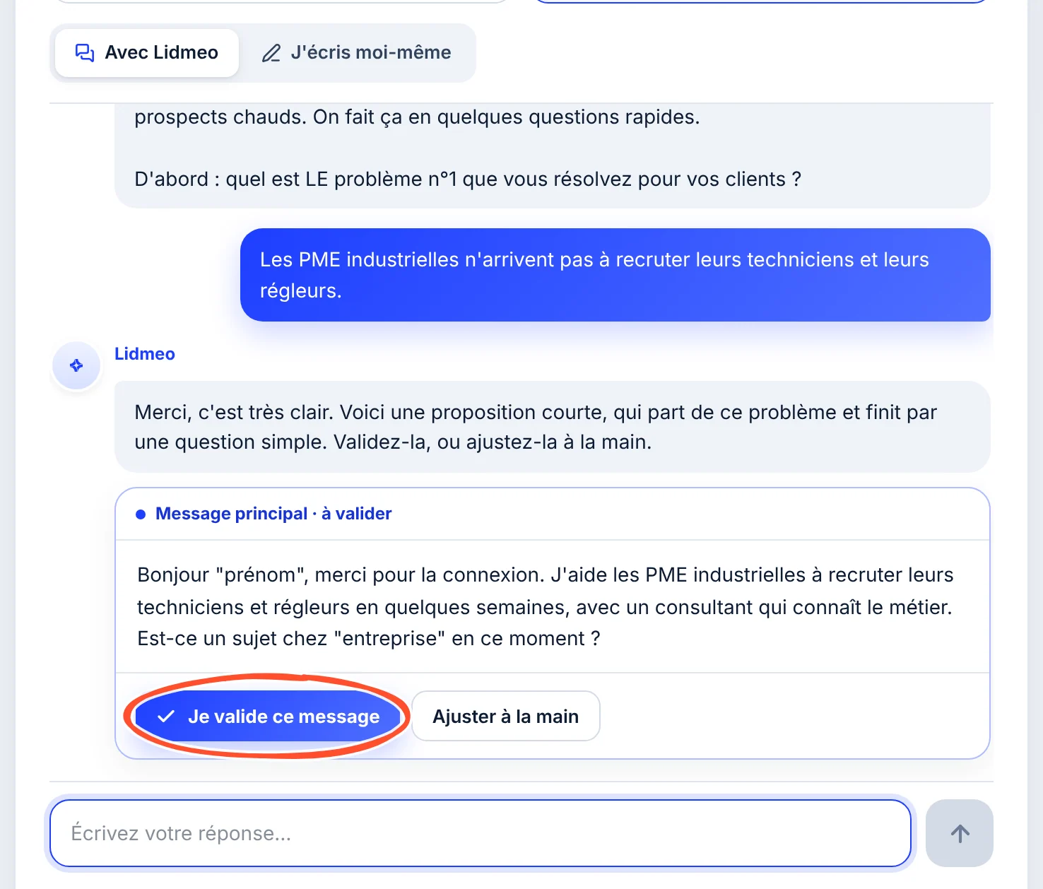 L'assistant Avec Lidmeo : la réponse du client, puis une proposition « Message principal, à valider » avec les boutons Je valide ce message (entouré) et Ajuster à la main.
