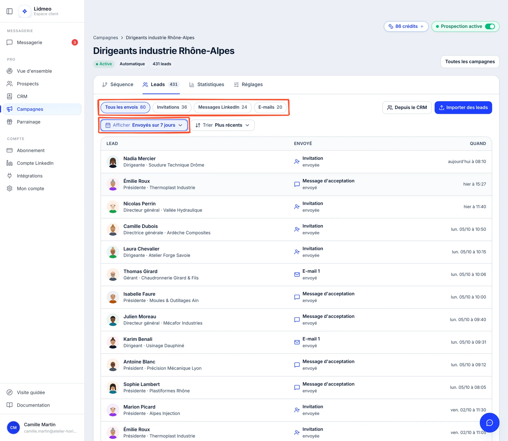 Onglet Leads, affichage Envoyés sur 7 jours encadré : les filtres Tous les envois 80, Invitations 36, Messages LinkedIn 24, E-mails 20 encadrés, puis une ligne par envoi avec le prospect, ce qui est parti et quand.
