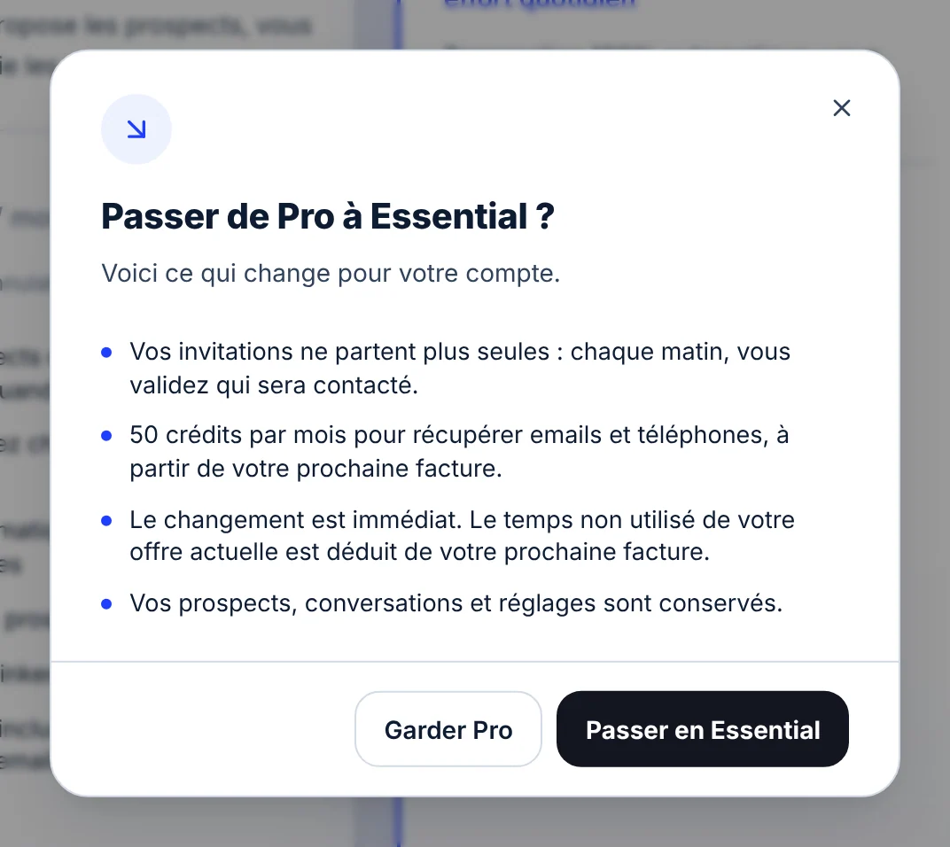 Fenêtre Passer de Pro à Essential : vos invitations ne partent plus seules, 50 crédits par mois à partir de la prochaine facture, changement immédiat avec le temps non utilisé déduit, prospects et réglages conservés. Boutons Garder Pro et Passer en Essential.