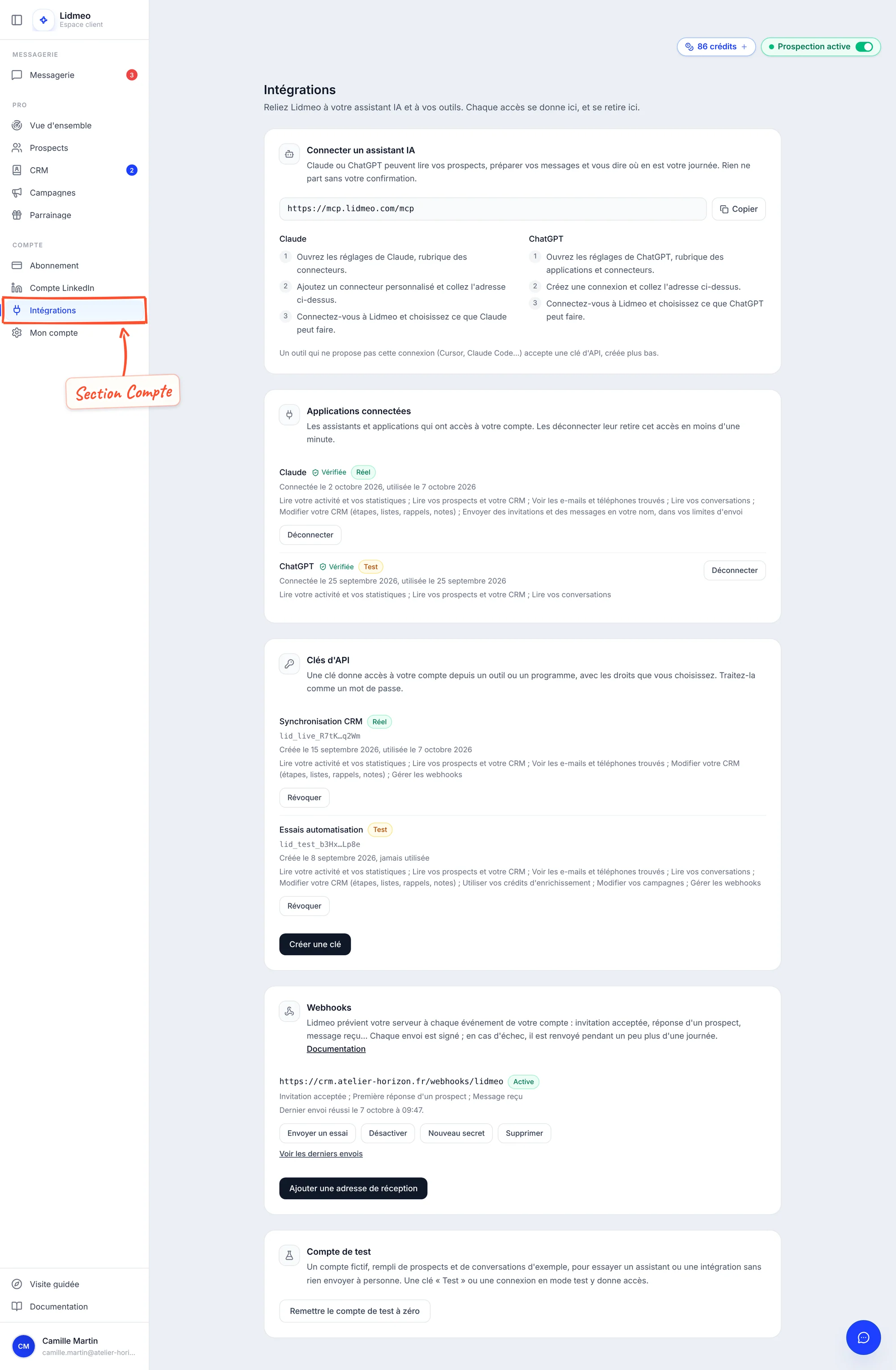 Page Intégrations : l'entrée Intégrations de la barre de gauche, section Compte, est encadrée. À droite, de haut en bas, les blocs Connecter un assistant IA, Applications connectées (Claude et ChatGPT), Clés d'API (deux clés), Webhooks (une adresse active) et Compte de test.