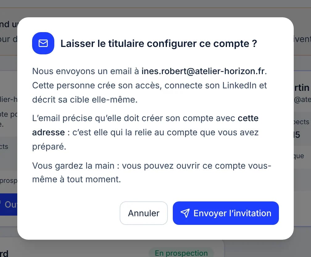 Fenêtre Laisser le titulaire configurer ce compte ? : un e-mail part à l'adresse d'Inès Robert, qui crée son accès, connecte son LinkedIn et décrit sa cible ; elle doit créer son compte avec cette adresse ; vous gardez la main. Boutons Annuler et Envoyer l'invitation.