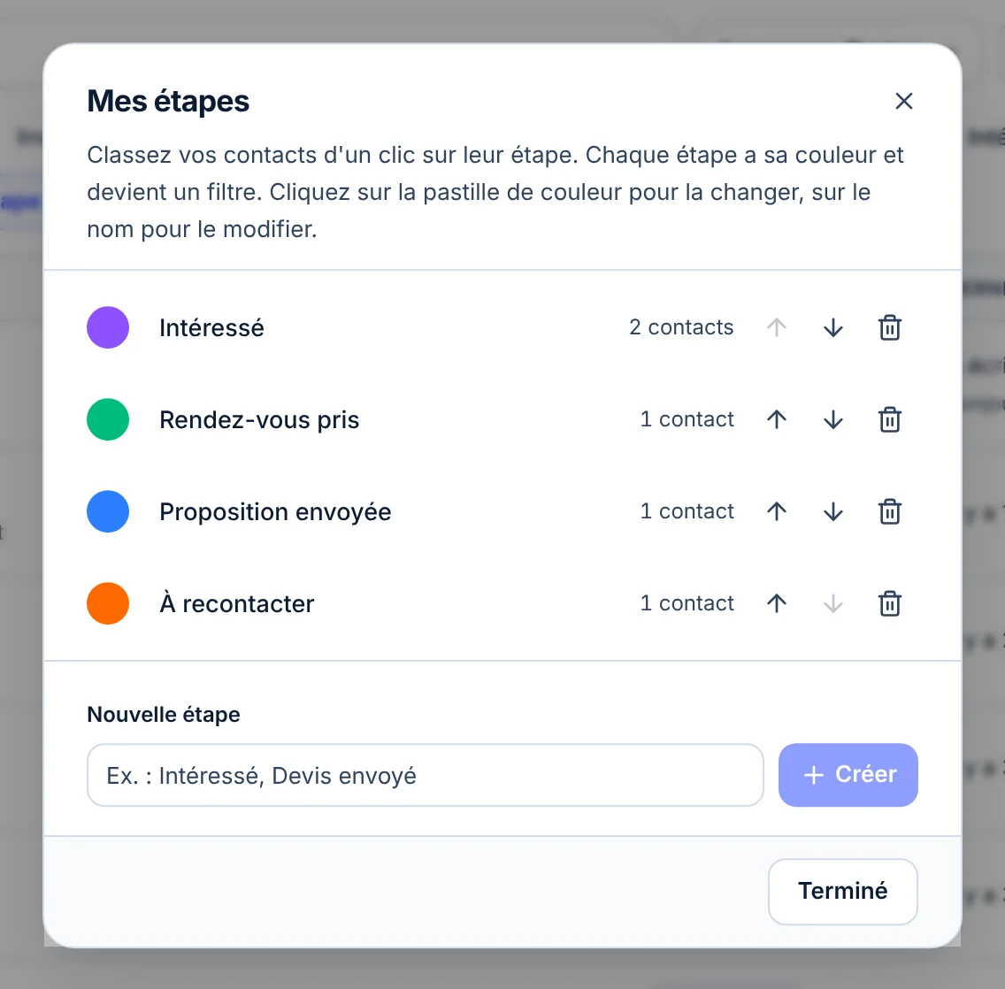 La fenêtre Mes étapes : Intéressé (2 contacts), Rendez-vous pris, Proposition envoyée et À recontacter (1 contact chacune), avec leur pastille de couleur, les flèches pour monter ou descendre et la corbeille, puis le champ Nouvelle étape et le bouton Terminé.