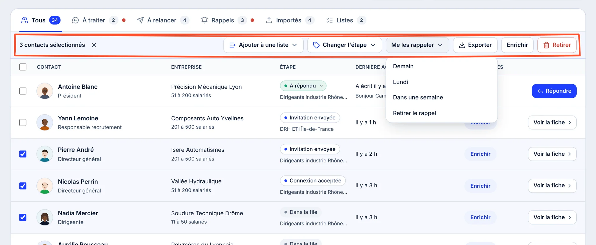 La barre de sélection encadrée : 3 contacts sélectionnés, Ajouter à une liste, Changer l'étape, Me les rappeler (menu ouvert : Demain, Lundi, Dans une semaine, Retirer le rappel), Exporter, Enrichir et Retirer, au-dessus du tableau où Pierre André, Nicolas Perrin et Nadia Mercier sont cochés.