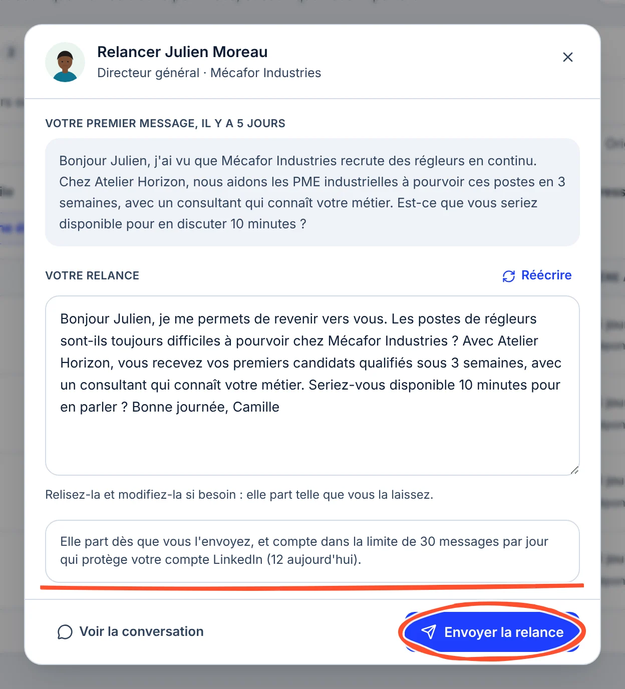 La fenêtre Relancer Julien Moreau : son premier message d'il y a 5 jours, la relance rédigée dans une zone modifiable, la phrase sur la limite de 30 messages par jour soulignée, et le bouton Envoyer la relance entouré.