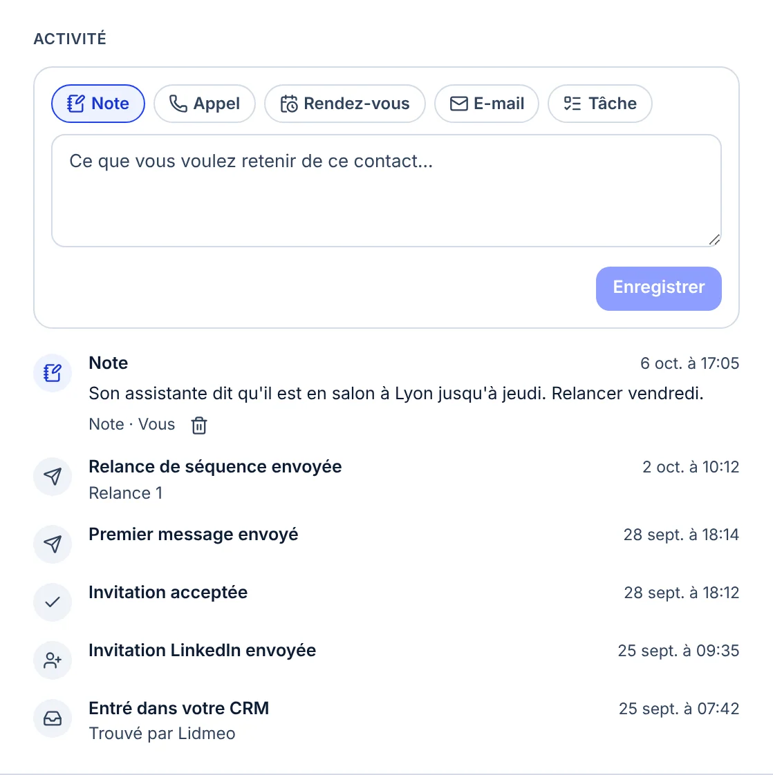 Le bloc Activité de la fiche : les types Note, Appel, Rendez-vous, E-mail et Tâche, un champ de saisie et le bouton Enregistrer, puis le fil : une note « Son assistante dit qu'il est en salon à Lyon jusqu'à jeudi », Relance de séquence envoyée, Premier message envoyé, Invitation acceptée, Invitation LinkedIn envoyée, Entré dans votre CRM (Trouvé par Lidmeo).