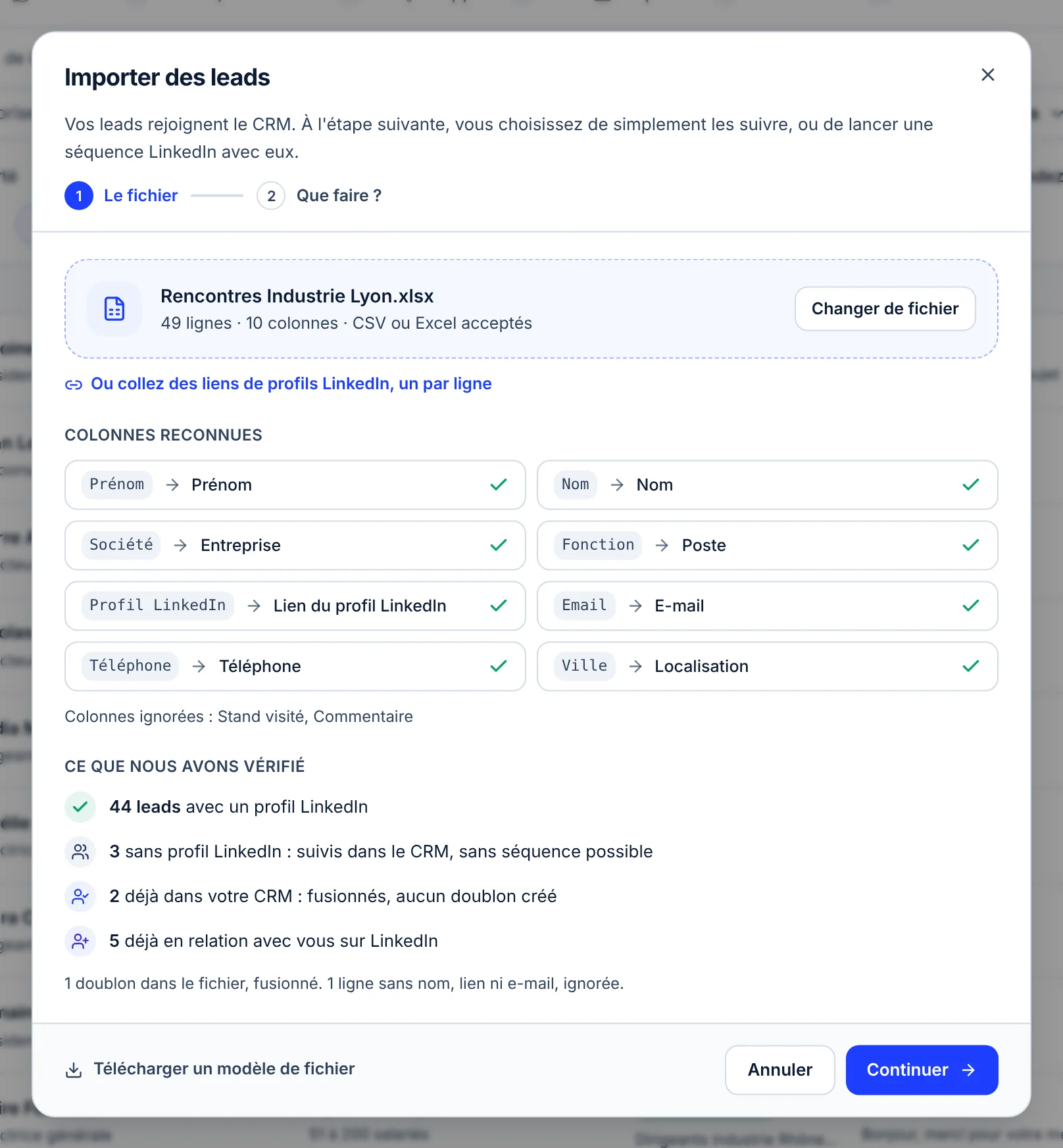 La fenêtre Importer des leads, étape Le fichier : le fichier Rencontres Industrie Lyon.xlsx (49 lignes, 10 colonnes), les colonnes reconnues (Prénom, Nom, Société vers Entreprise, Fonction vers Poste, Profil LinkedIn, Email, Téléphone, Ville vers Localisation), les colonnes ignorées, puis Ce que nous avons vérifié : 44 leads avec un profil LinkedIn, 3 sans profil, 2 déjà dans le CRM, 5 déjà en relation.