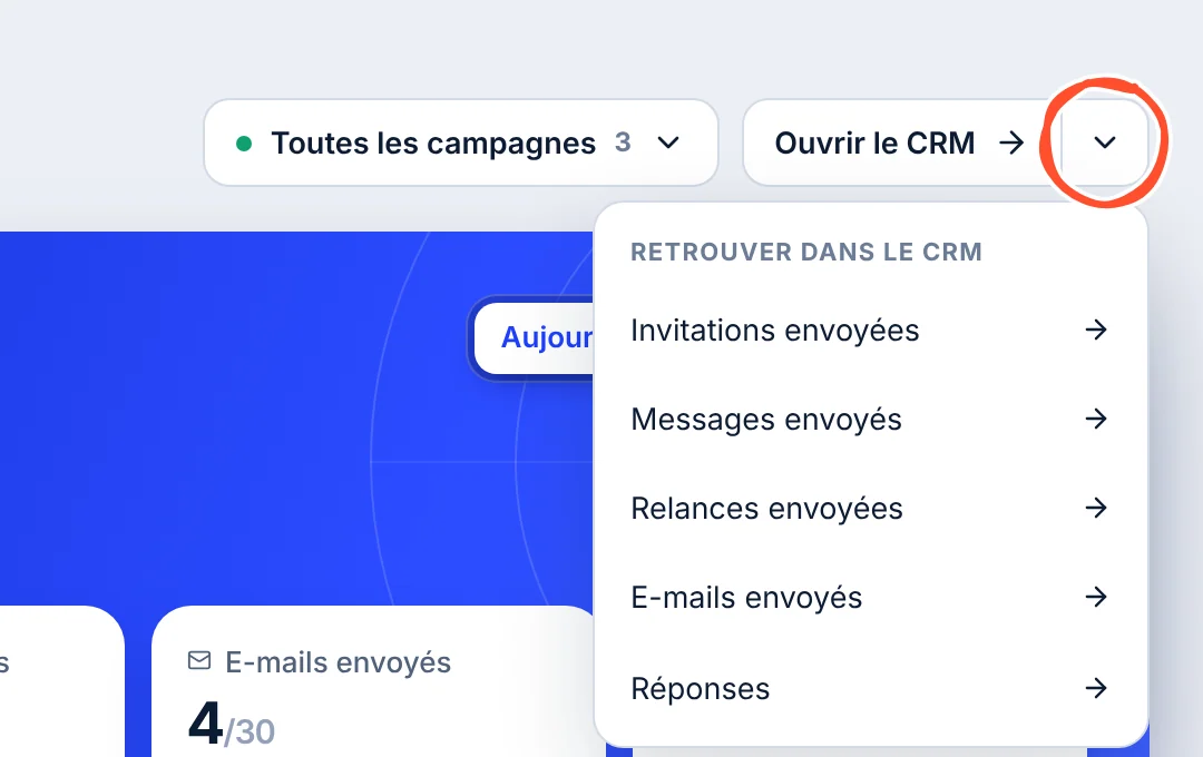 Le menu « Retrouver dans le CRM » ouvert sous la flèche à droite du bouton Ouvrir le CRM : Invitations envoyées, Messages envoyés, Relances envoyées, E-mails envoyés, Réponses. La flèche est entourée.