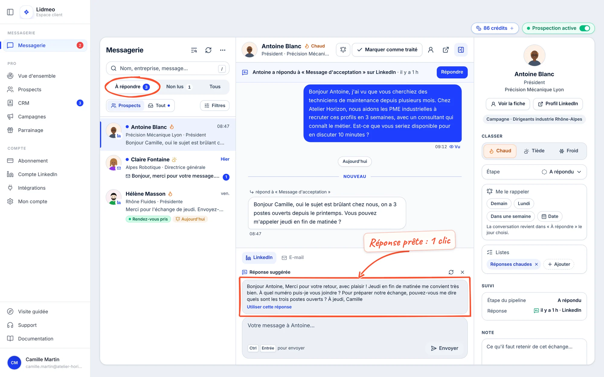 La messagerie : à gauche la liste des conversations sur l'onglet À répondre, au centre la conversation avec Antoine Blanc qui propose un appel jeudi, avec une réponse suggérée encadrée au-dessus de la zone d'écriture, à droite le panneau Classer et suivre.