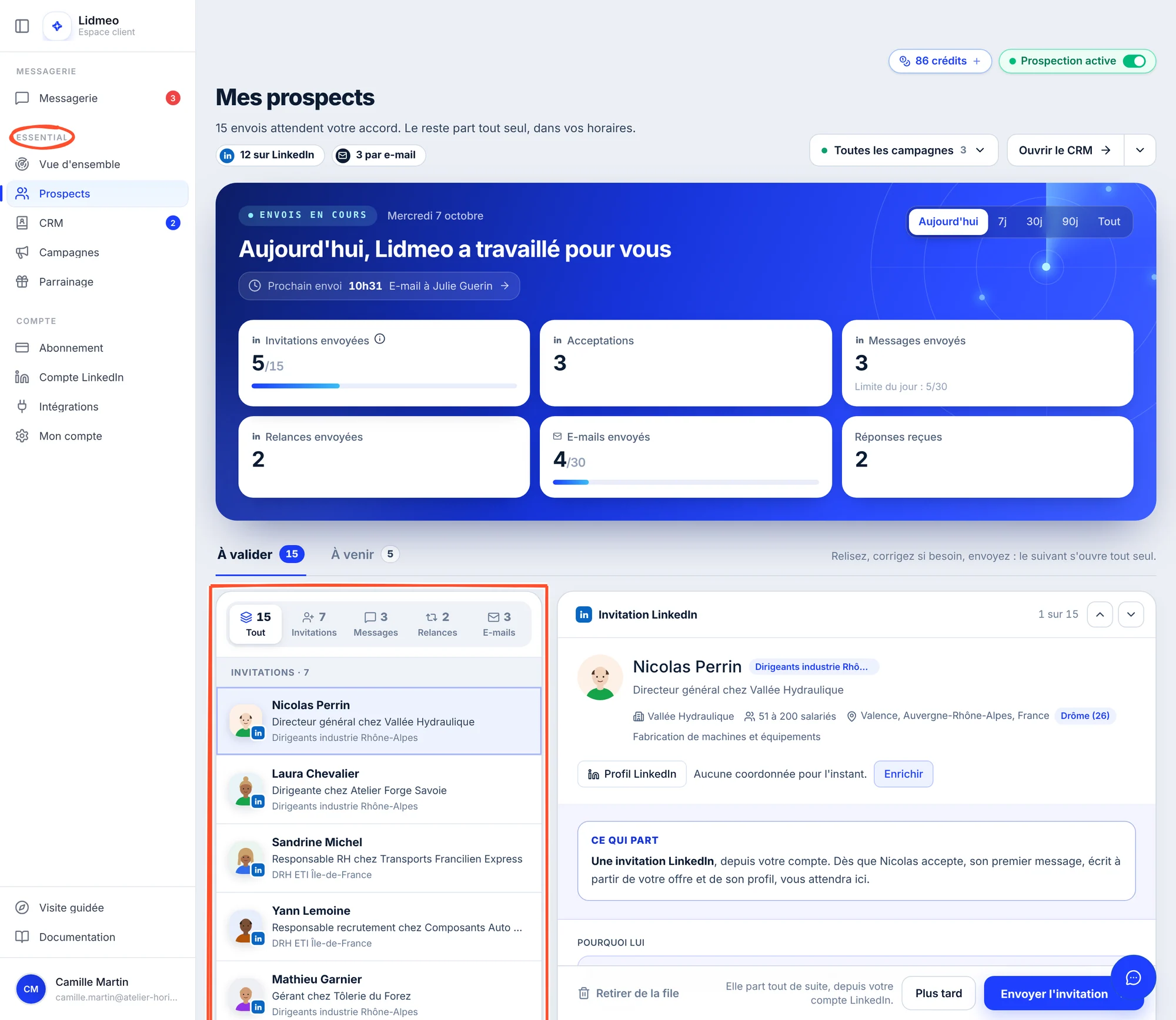 La page Mes prospects d'un compte Essential : la section Essential est entourée dans la barre de gauche, l'onglet À valider affiche 15 envois, dont 7 invitations, 3 messages, 2 relances et 3 e-mails, et la liste est encadrée. À droite, l'invitation à Nicolas Perrin avec le bouton « Envoyer l'invitation ».