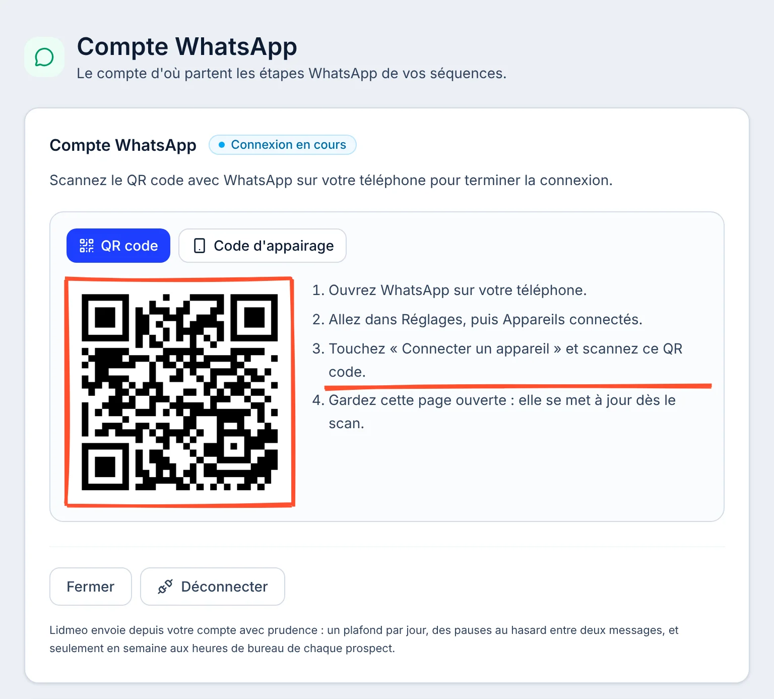 Page Compte WhatsApp, Connexion en cours : le QR code encadré, et à côté les quatre gestes, Ouvrez WhatsApp sur votre téléphone, Allez dans Réglages puis Appareils connectés, Touchez Connecter un appareil et scannez ce QR code, la troisième ligne soulignée, Gardez cette page ouverte.