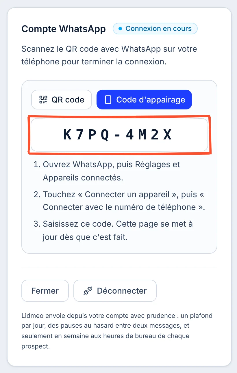 La même page sur un téléphone, onglet Code d'appairage : le code K7PQ-4M2X encadré, puis les trois gestes, Ouvrez WhatsApp puis Réglages et Appareils connectés, Touchez Connecter un appareil puis Connecter avec le numéro de téléphone, Saisissez ce code.